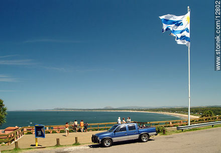 Bandera uruguaya desde mirador Ruta 10 en Punta Ballena - Punta del Este y balnearios cercanos - URUGUAY. Foto No. 12802