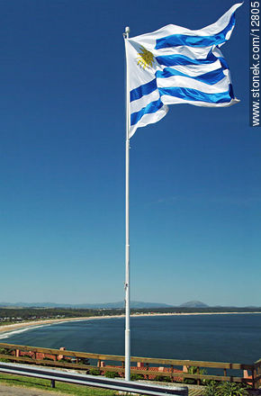 Bandera uruguaya y vista al mar - Punta del Este y balnearios cercanos - URUGUAY. Foto No. 12805