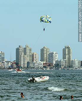 Paracaidismo remolcado por una lancha - Punta del Este y balnearios cercanos - URUGUAY. Foto No. 12905