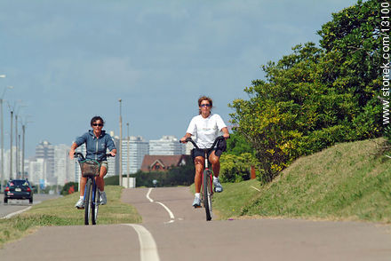 Ciclismo en la rambla. Senda para peatones y ciclistas - Punta del Este y balnearios cercanos - URUGUAY. Foto No. 13100