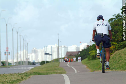 Policía en bicicleta - Punta del Este y balnearios cercanos - URUGUAY. Foto No. 13106
