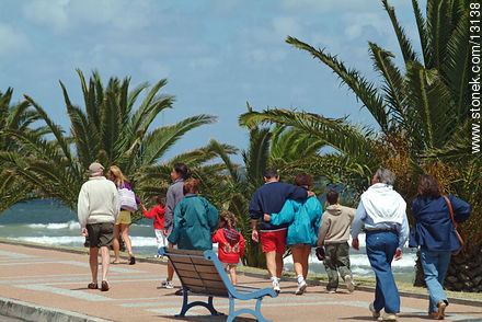 Families going for a walk on a chilly day - Punta del Este and its near resorts - URUGUAY. Foto No. 13138