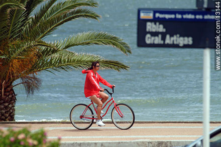 Ciclista en la rambla General Artigas - Punta del Este y balnearios cercanos - URUGUAY. Foto No. 13144
