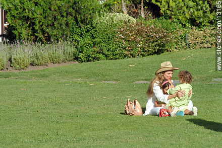 Family on the garden - Punta del Este and its near resorts - URUGUAY. Photo #13165