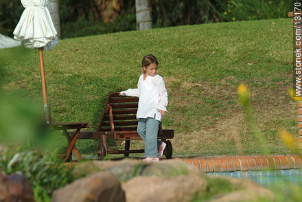 A girl by the edge of the swimming pool - Punta del Este and its near resorts - URUGUAY. Foto No. 13170