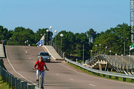 Ciclista en el puente ondulante - Punta del Este y balnearios cercanos - URUGUAY. Foto No. 13248