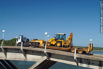Remolque con retroexcavadora en el puente ondulante - Punta del Este y balnearios cercanos - URUGUAY. Foto No. 13271