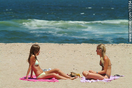 Chicas conversando al sol - Punta del Este y balnearios cercanos - URUGUAY. Foto No. 13354