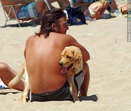 Joven con cachorro de Labrador Retriever - Punta del Este y balnearios cercanos - URUGUAY. Foto No. 13355