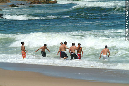 Bañistas en el oleaje de Bikini - Punta del Este y balnearios cercanos - URUGUAY. Foto No. 13362