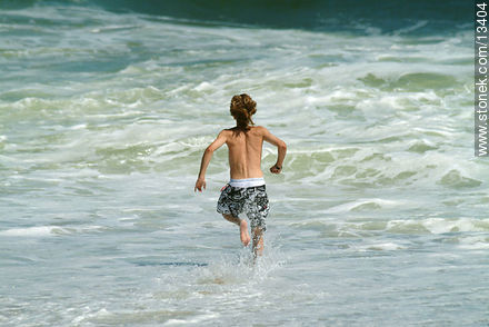 Corriendo al agua - Punta del Este y balnearios cercanos - URUGUAY. Foto No. 13404