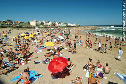 Muchedumbre en la Playa Bikini - Punta del Este y balnearios cercanos - URUGUAY. Foto No. 13423
