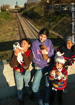 Grupo de niñas con sus mascotas en un puente peatonal sobre las vías del tren. - Departamento de Montevideo - URUGUAY. Foto No. 3819