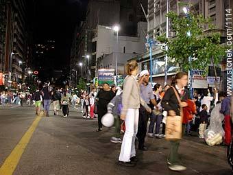 Avenida 18 de Julio, los preparativos del público para el desfile de Carnaval. - Departamento de Montevideo - URUGUAY. Foto No. 1114