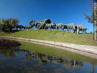 Carreta (wagon) monument in Parque Batlle. Author: Jose Belloni. - Department of Montevideo - URUGUAY. Photo #3829