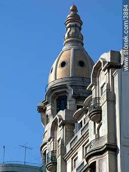 Edificio San Felipe y Santiago en 18 de Julio y Yaguarón - Departamento de Montevideo - URUGUAY. Foto No. 3884