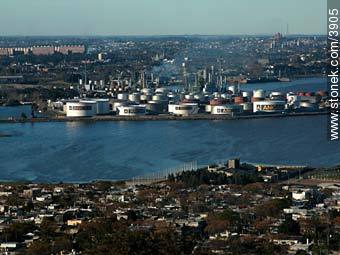 Oil Refinery of ANCAP in La Teja. - Department of Montevideo - URUGUAY. Photo #3905
