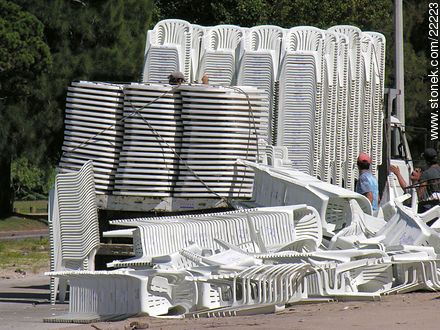 Apilamiento de sillas para su traslado -  - IMÁGENES VARIAS. Foto No. 22223