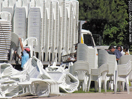 Apilamiento de sillas para su traslado - Departamento de Montevideo - URUGUAY. Foto No. 22225