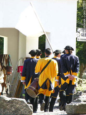 Teatralización de los movimientos de guardia en el Portón de San Pedro - Departamento de Colonia - URUGUAY. Foto No. 22261