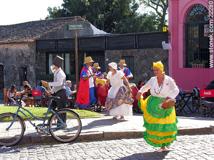 Representaciones de candombe para los turistas - Departamento de Colonia - URUGUAY. Foto No. 22280
