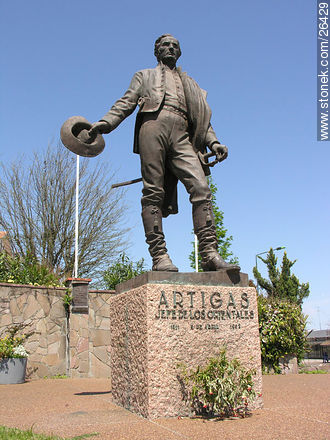 Monument to Artigas - Department of Colonia - URUGUAY. Foto No. 26429