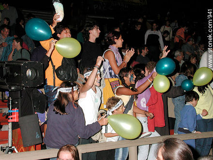 People enjoying the show. - Department of Montevideo - URUGUAY. Foto No. 941