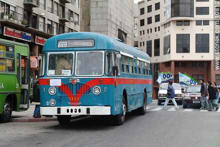 Old bus - Department of Montevideo - URUGUAY. Photo #10812