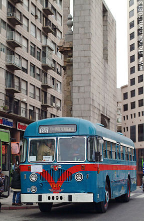 Old bus - Department of Montevideo - URUGUAY. Photo #10813