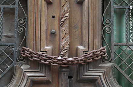 Chains in door - Department of Montevideo - URUGUAY. Photo #10816