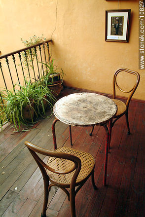 Mesa y sillas vienesas - Departamento de Montevideo - URUGUAY. Foto No. 10827