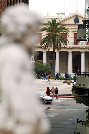 Escultura y Palacio Estévez - Departamento de Montevideo - URUGUAY. Foto No. 10838