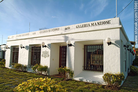 Galería Manzione en la ruta 10 de La Barra - Punta del Este y balnearios cercanos - URUGUAY. Foto No. 10961