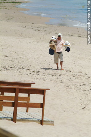 Vendedor de sombreros - Punta del Este y balnearios cercanos - URUGUAY. Foto No. 11050