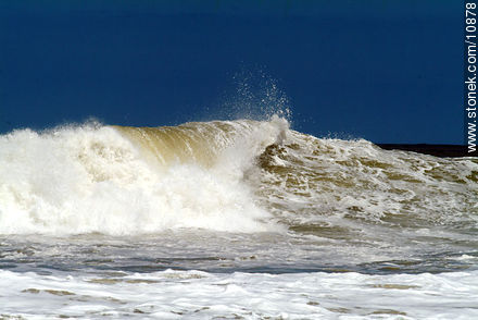 Ola rompiendo sobre las rocas - Punta del Este y balnearios cercanos - URUGUAY. Foto No. 10878