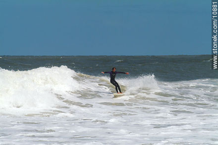 Surfeador en su tabla sobre las olas. - Punta del Este y balnearios cercanos - URUGUAY. Foto No. 10881