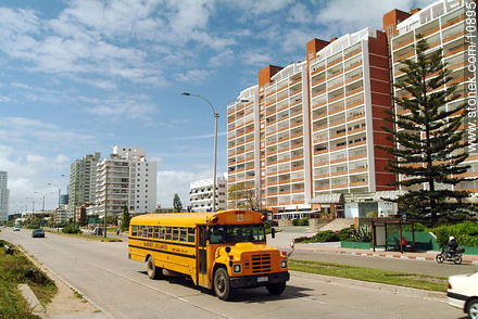 Ómnibus escolar en la rambla Williman - Punta del Este y balnearios cercanos - URUGUAY. Foto No. 10895