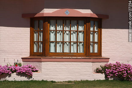 Flowerbed and window - Punta del Este and its near resorts - URUGUAY. Foto No. 27234