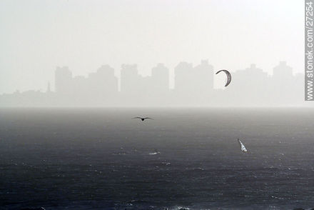 Kiteboard en la bruma de la Brava - Punta del Este y balnearios cercanos - URUGUAY. Foto No. 27254
