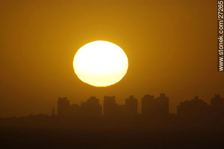 El sol se pone en la Península - Punta del Este y balnearios cercanos - URUGUAY. Foto No. 27265