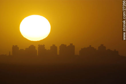 El sol se pone en la Península - Punta del Este y balnearios cercanos - URUGUAY. Foto No. 27266