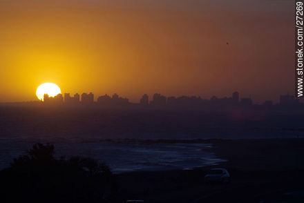 Puesta de sol recortando la Península - Punta del Este y balnearios cercanos - URUGUAY. Foto No. 27269