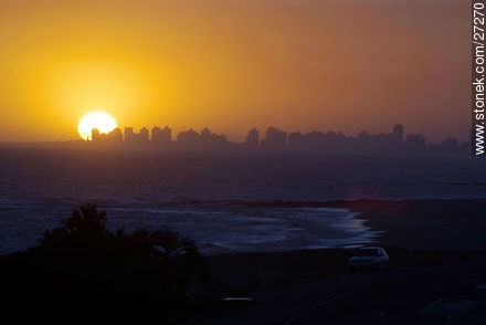 Puesta de sol recortando la Península - Punta del Este y balnearios cercanos - URUGUAY. Foto No. 27270