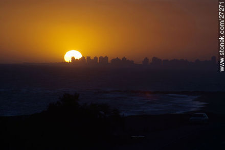 Puesta de sol recortando la Península - Punta del Este y balnearios cercanos - URUGUAY. Foto No. 27271