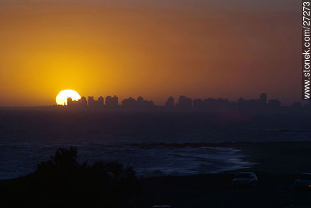 Puesta de sol recortando la Península - Punta del Este y balnearios cercanos - URUGUAY. Foto No. 27273