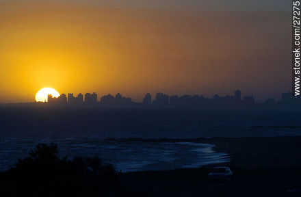 Puesta de sol recortando la Península - Punta del Este y balnearios cercanos - URUGUAY. Foto No. 27275