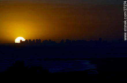 Puesta de sol recortando la Península - Punta del Este y balnearios cercanos - URUGUAY. Foto No. 27274