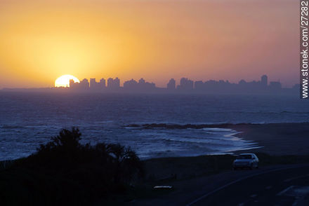 Puesta de sol recortando la Península - Punta del Este y balnearios cercanos - URUGUAY. Foto No. 27282