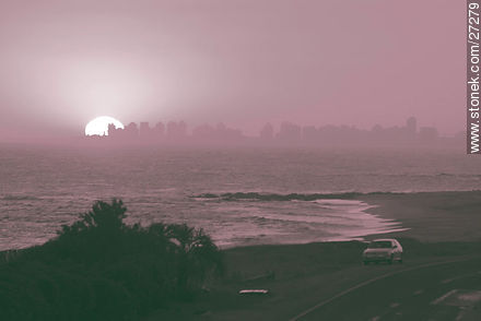 Puesta de sol recortando la Península - Punta del Este y balnearios cercanos - URUGUAY. Foto No. 27279