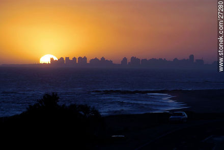Puesta de sol recortando la Península - Punta del Este y balnearios cercanos - URUGUAY. Foto No. 27280